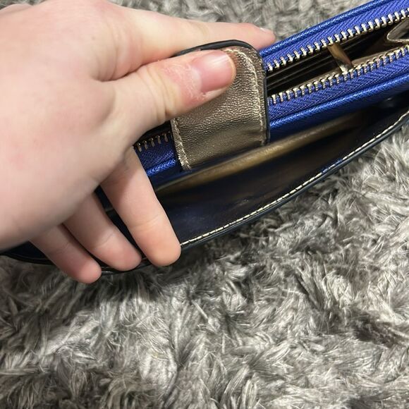 Blue wristlet with gold insides and detachable chain - Picture 3 of 6